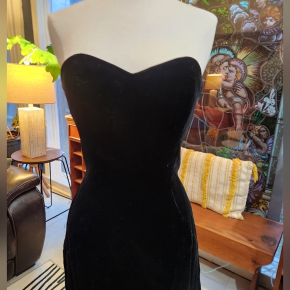 Vintage Victor Costa Black Velvet Sweetheart Neckline Train Gown - Picture 4 of 15